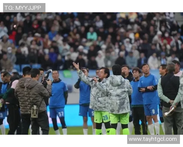 足球明星休闲时光双人合照展现友谊与激情的完美瞬间